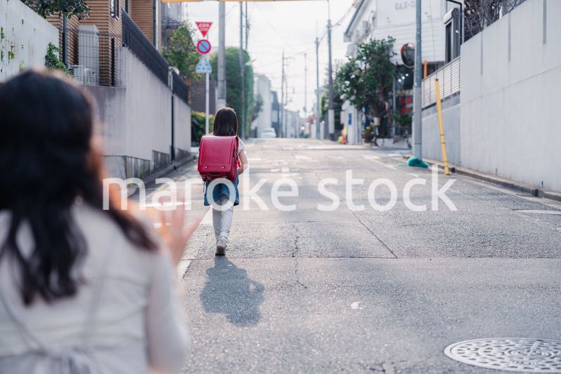 小学生を見送るお母さん