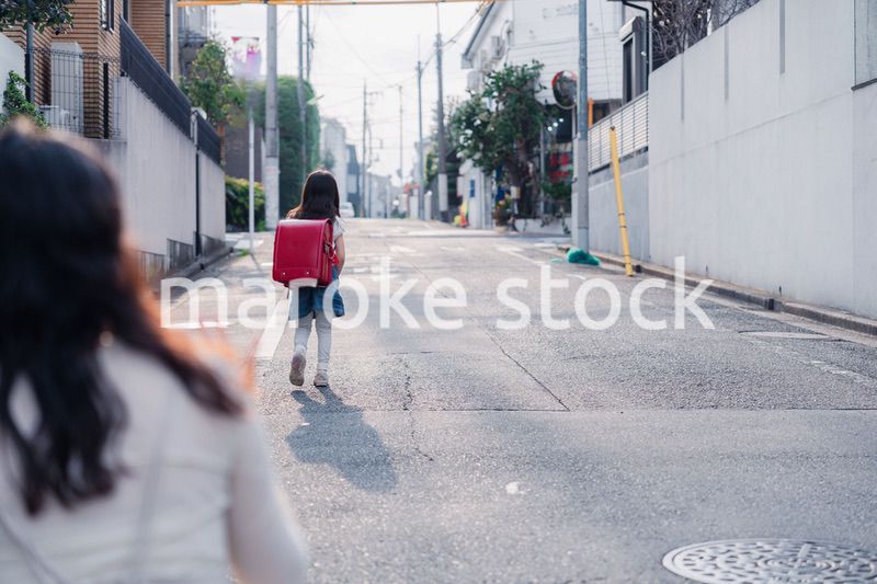 小学生を見送るお母さん