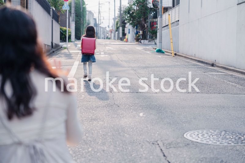 小学生を見送るお母さん