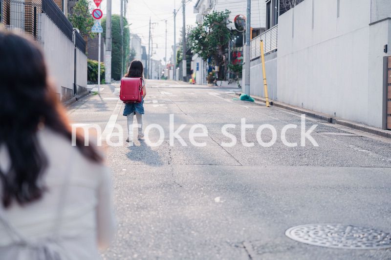 小学生を見送るお母さん