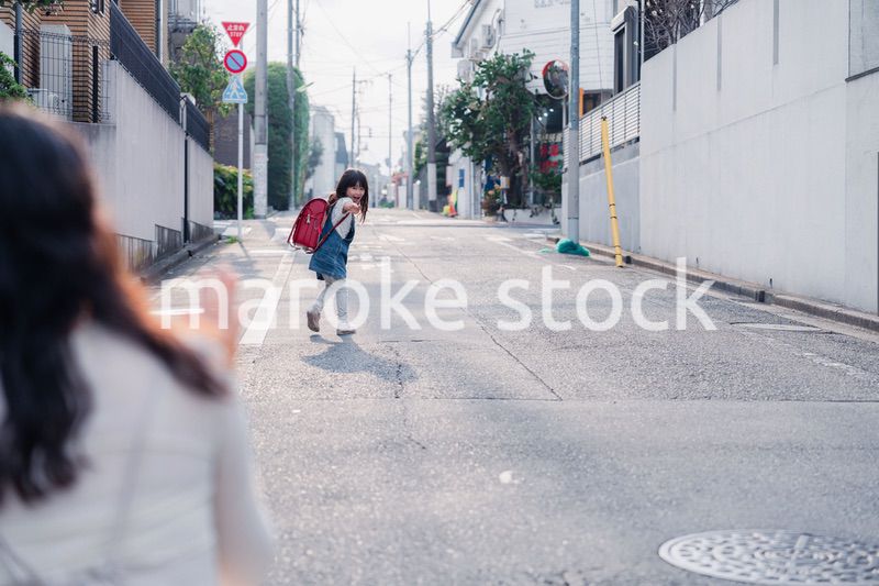 小学生を見送るお母さん