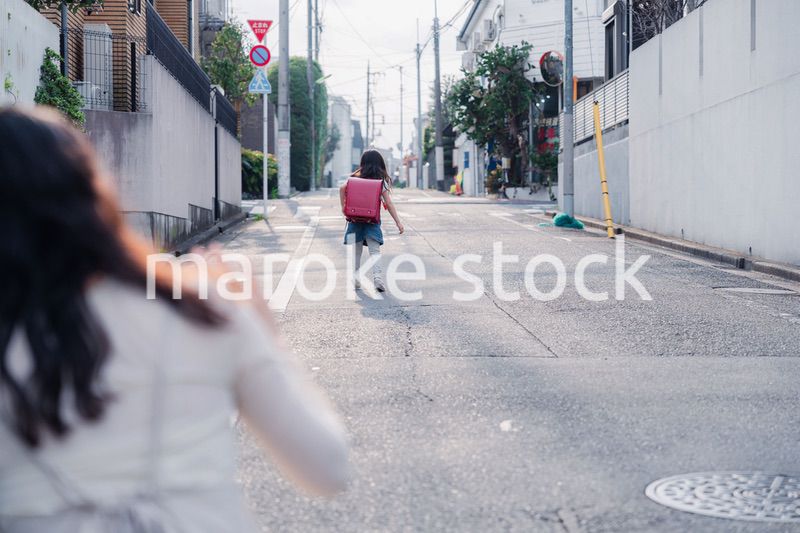 小学生を見送るお母さん