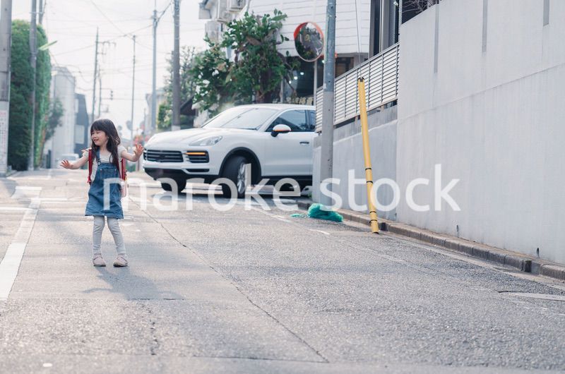 下校中に交通事故に遭う小学生の女の子