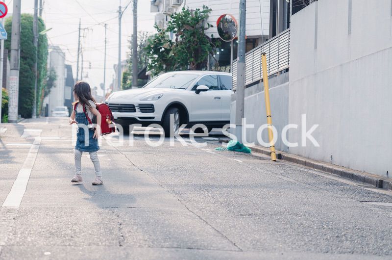 下校中に交通事故に遭う小学生の女の子