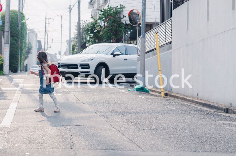 下校中に交通事故に遭う小学生の女の子