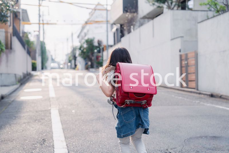ランドセルを背負って通学をする小学生の女の子