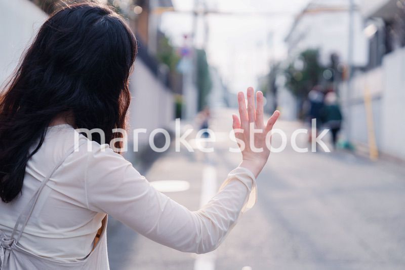 外で子供のお迎えをするお母さん