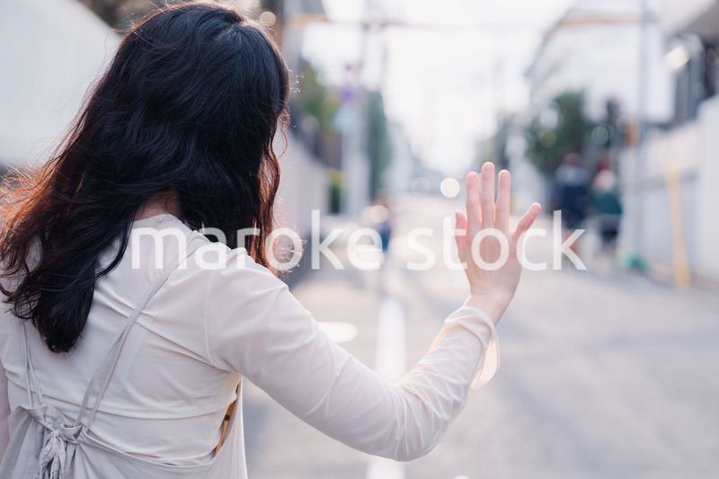 外で子供のお迎えをするお母さん