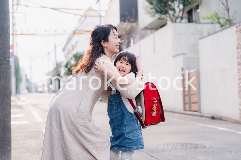 小学生の女の子のお迎えをするお母さん