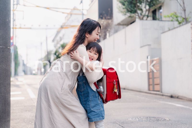 小学生の女の子のお迎えをするお母さん