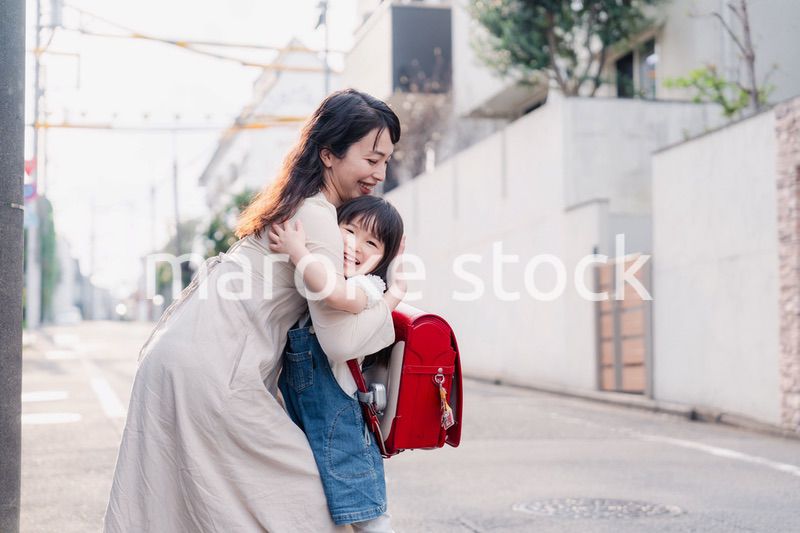 小学生の女の子のお迎えをするお母さん