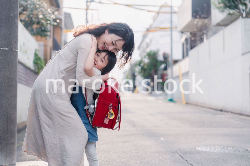 小学生の女の子のお迎えをするお母さん