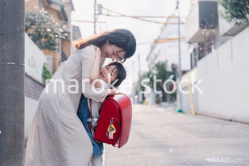 小学生の女の子のお迎えをするお母さん