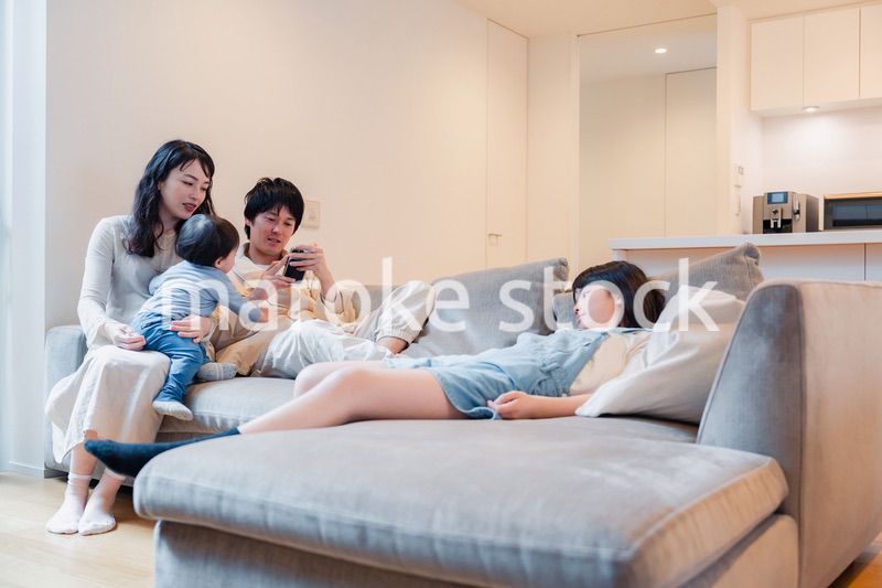 休日を家でまったり過ごす家族
