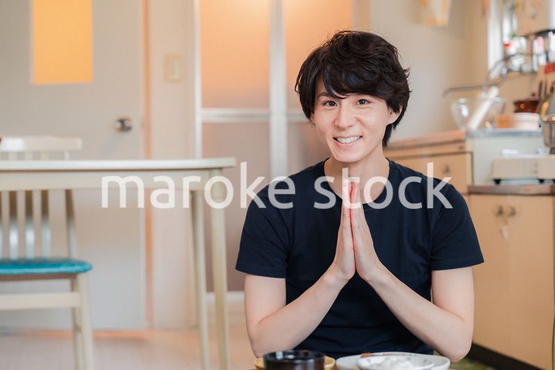 一人暮らしの下宿先でごはんを食べる若い男性