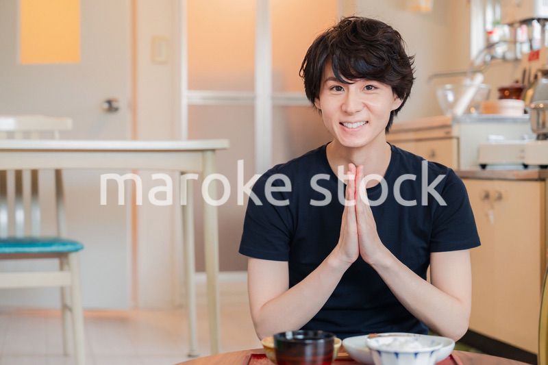 一人暮らしの下宿先でごはんを食べる若い男性