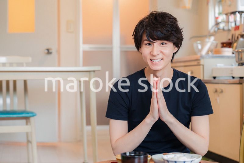 一人暮らしの下宿先でごはんを食べる若い男性