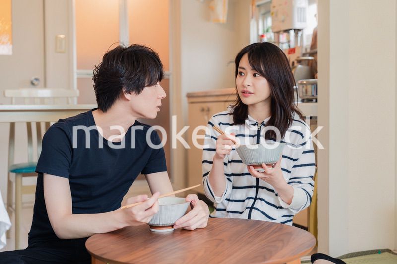 夫婦で小さな団地に住む若い家族