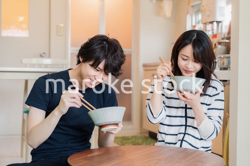 夫婦で小さな団地に住む若い家族