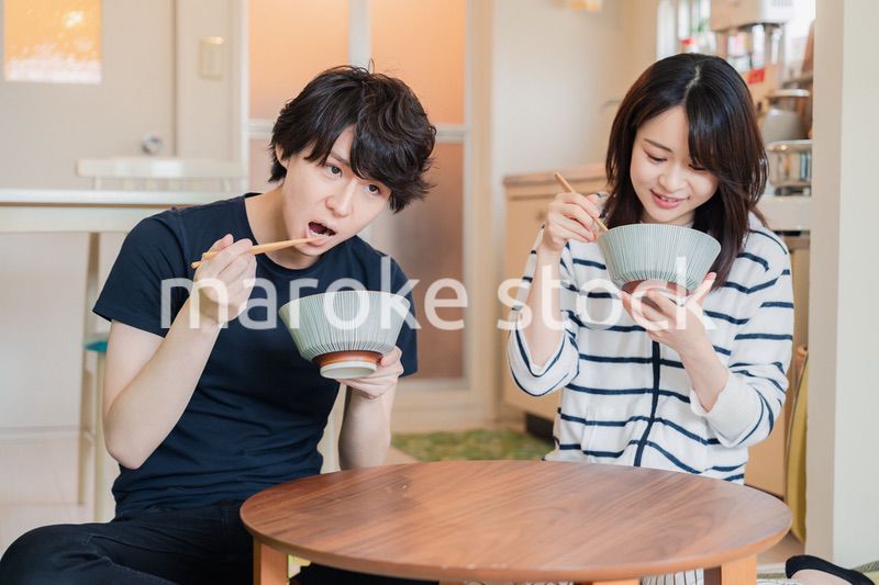 夫婦で小さな団地に住む若い家族