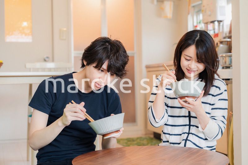 夫婦で小さな団地に住む若い家族