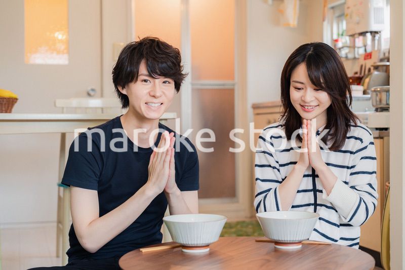 夫婦で小さな団地に住む若い家族