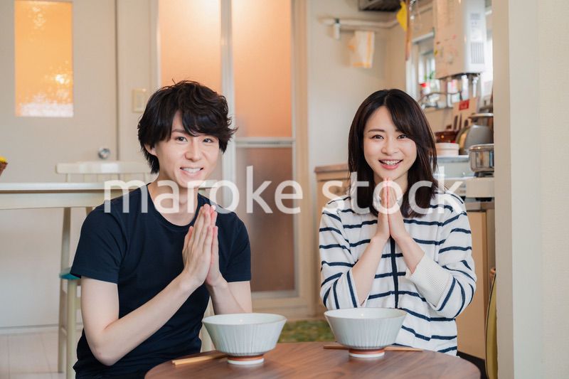 夫婦で小さな団地に住む若い家族