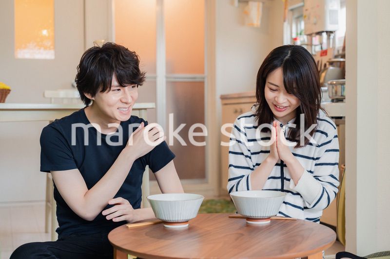 夫婦で小さな団地に住む若い家族