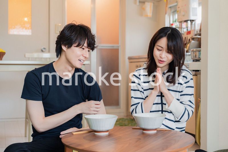 夫婦で小さな団地に住む若い家族