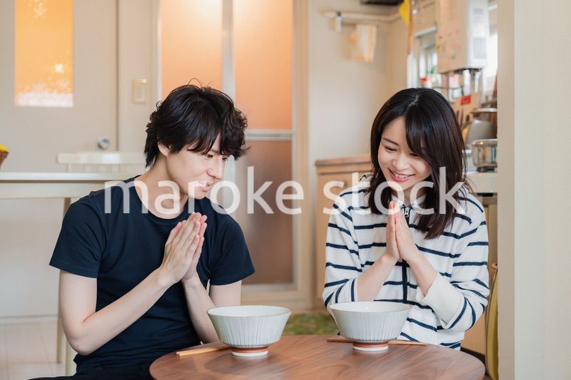 夫婦で小さな団地に住む若い家族