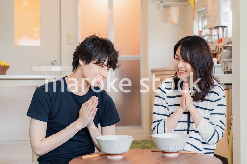 夫婦で小さな団地に住む若い家族