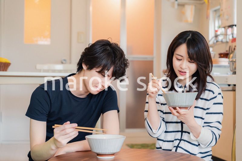 夫婦で小さな団地に住む若い家族