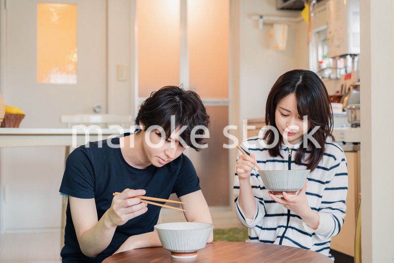 夫婦で小さな団地に住む若い家族