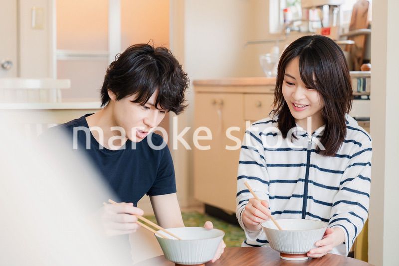 夫婦で小さな団地に住む若い家族