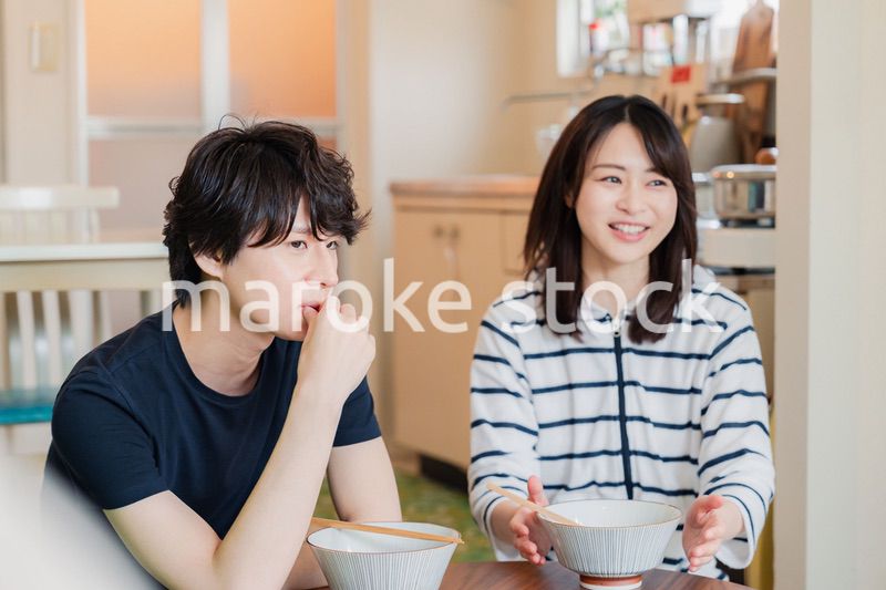 夫婦で小さな団地に住む若い家族