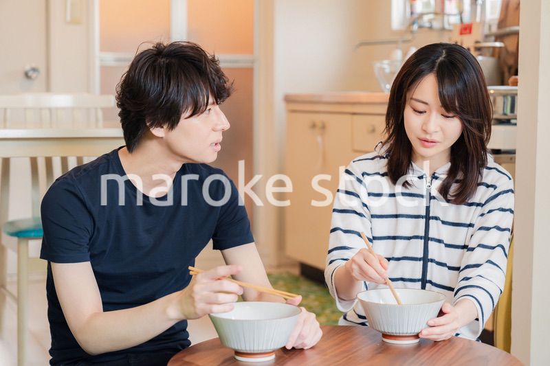 夫婦で小さな団地に住む若い家族