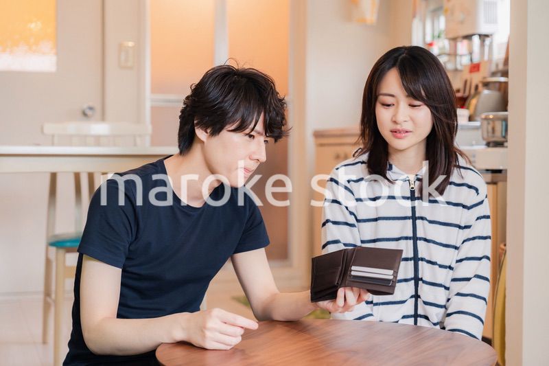 お金がなくて苦しむ若い夫婦