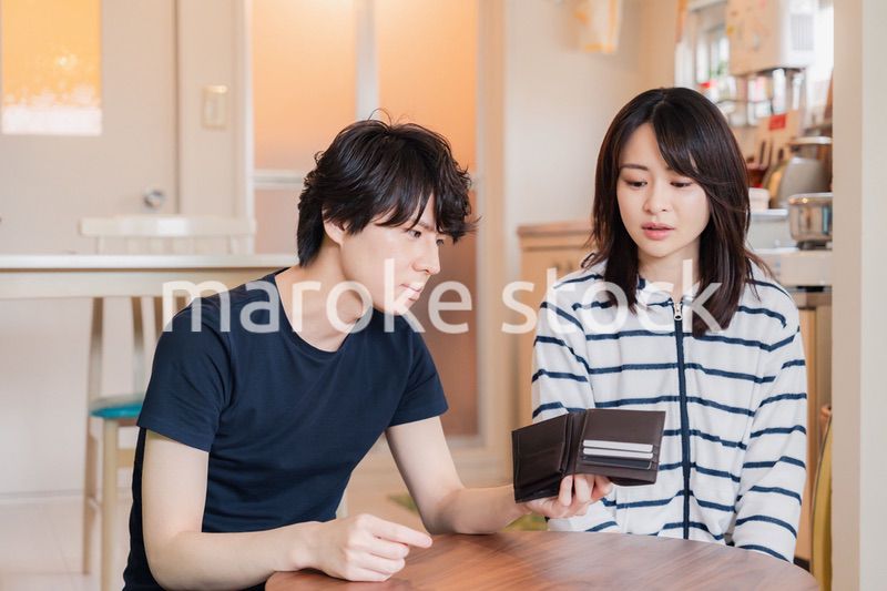 お金がなくて苦しむ若い夫婦