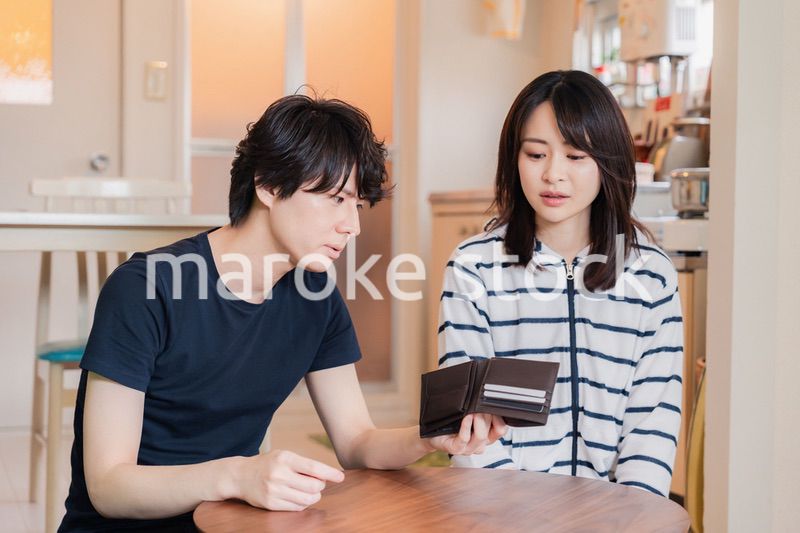お金がなくて苦しむ若い夫婦