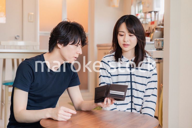 お金がなくて苦しむ若い夫婦