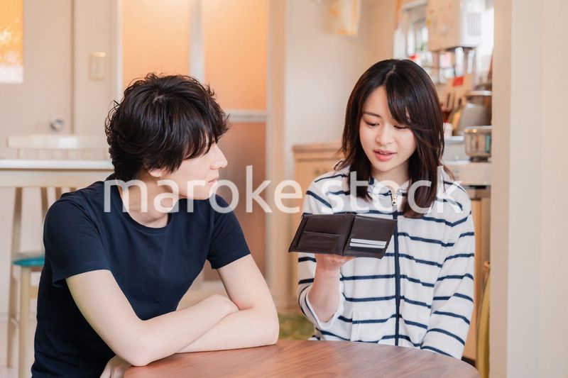 お金がなくて苦しむ若い夫婦