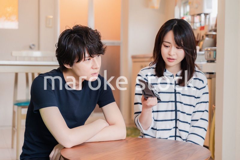 お金がなくて苦しむ若い夫婦