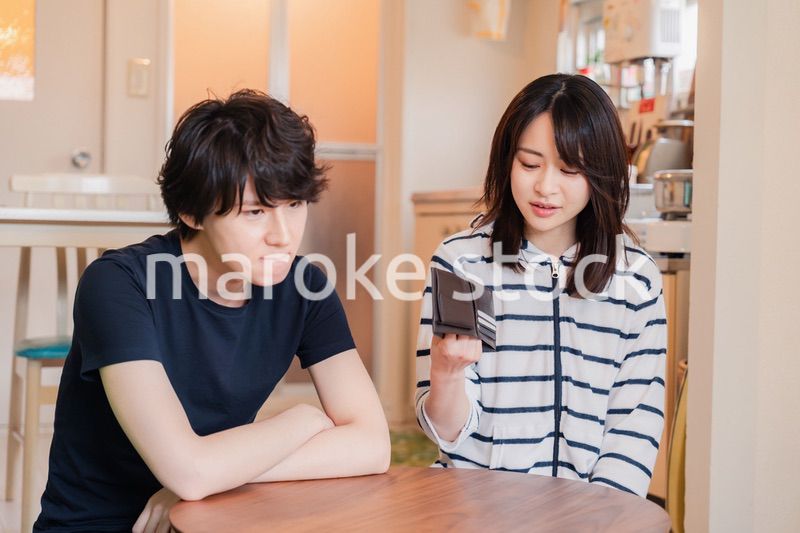 お金がなくて苦しむ若い夫婦