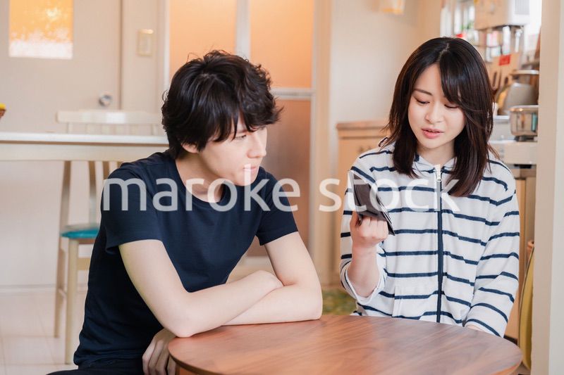 お金がなくて苦しむ若い夫婦