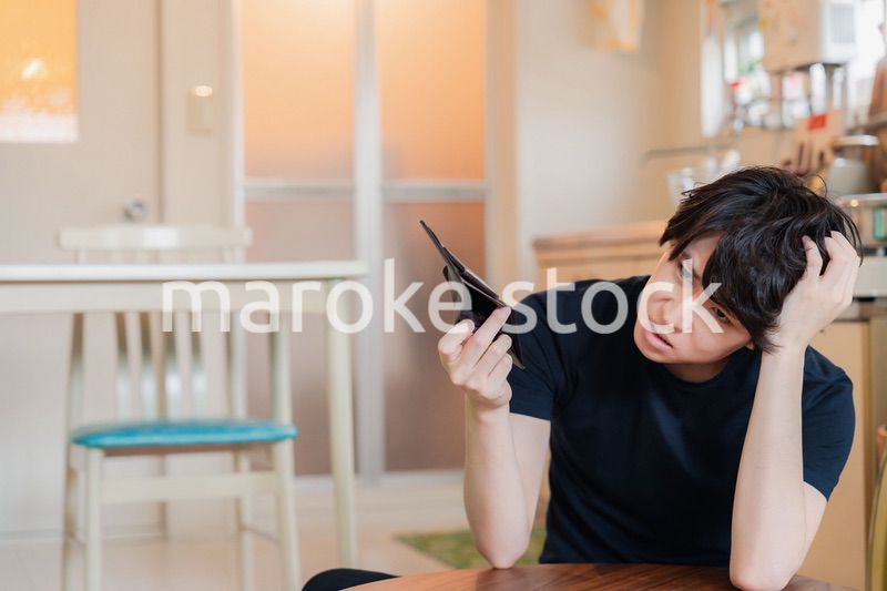 金欠に苦しむ若い男性