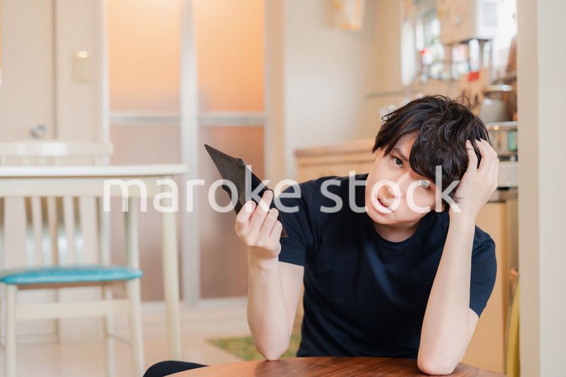 金欠に苦しむ若い男性