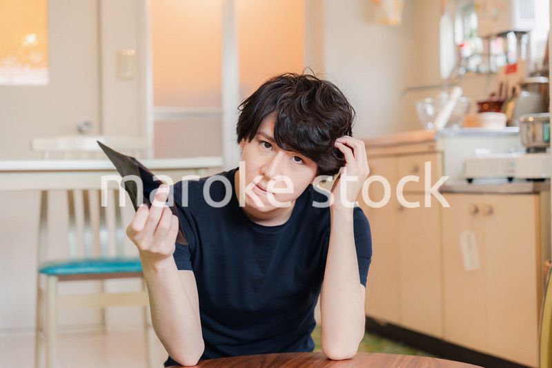 金欠に苦しむ若い男性