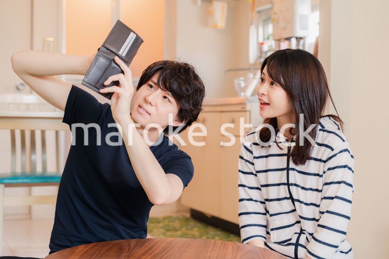 お金がなくて苦しむ若い夫婦