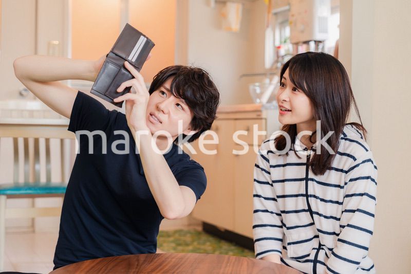 お金がなくて苦しむ若い夫婦