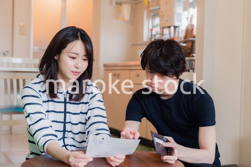 請求書明細を見て値上げに苦しむ若い夫婦